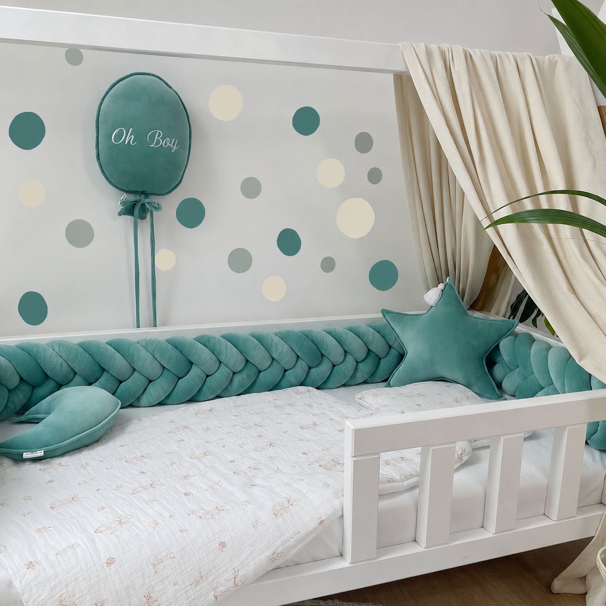 Ballon en velours vert Nid de Lune accroché au mur d'une chambre de bébé