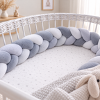 Tresse de lit 3 brins multicolore Nid de Lune installée autour d'un lit bébé