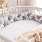 Tresse de lit 3 brins multicolore Nid de Lune installée autour d'un lit bébé